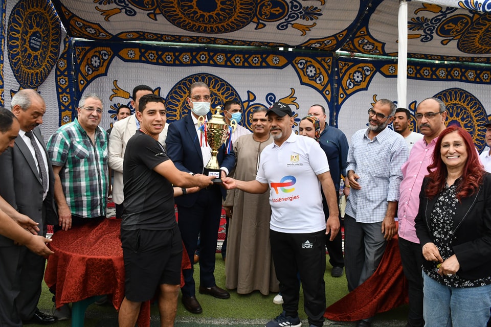  محافظ الفيوم يشهد ختام منافسات دوري مراكز الشباب لكرة القدم ويسلم الميداليات للفائزين 